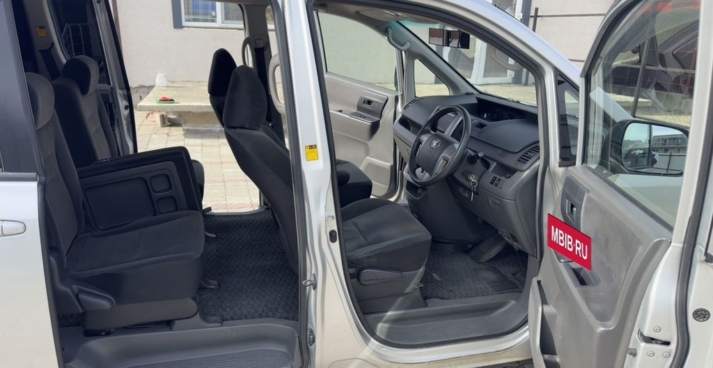 Toyota Voxy, 2007 год, 1 199 000 рублей, 16 фотография