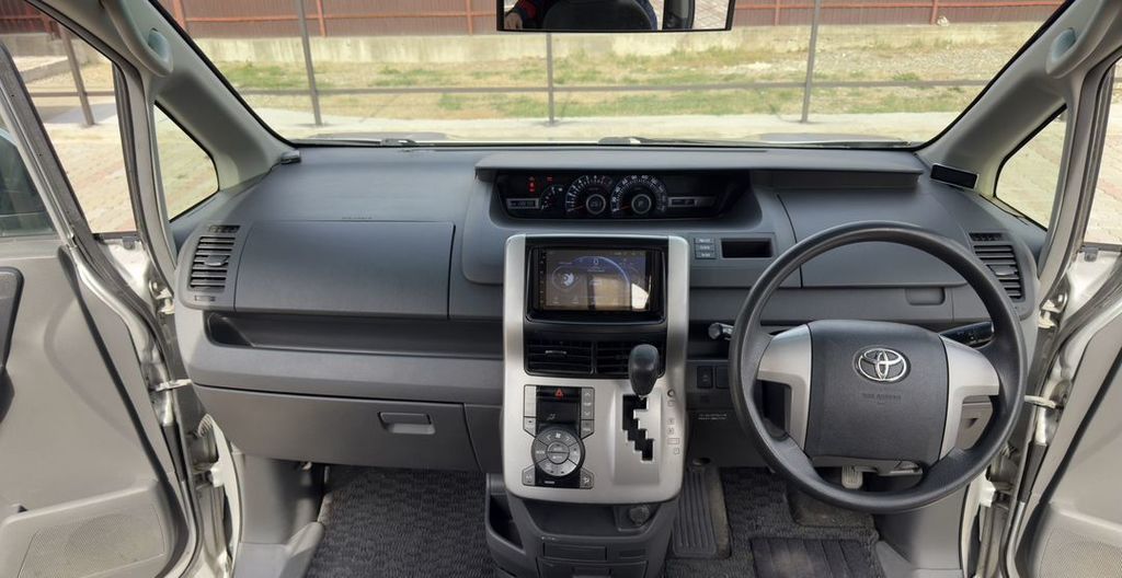 Toyota Voxy, 2007 год, 1 199 000 рублей, 19 фотография