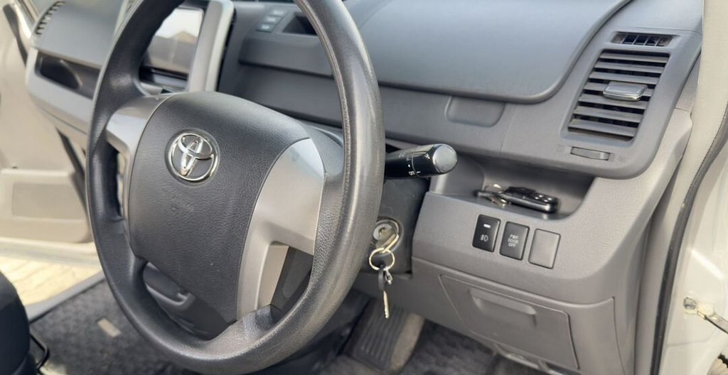 Toyota Voxy, 2007 год, 1 199 000 рублей, 22 фотография