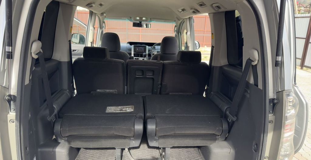 Toyota Voxy, 2007 год, 1 199 000 рублей, 31 фотография