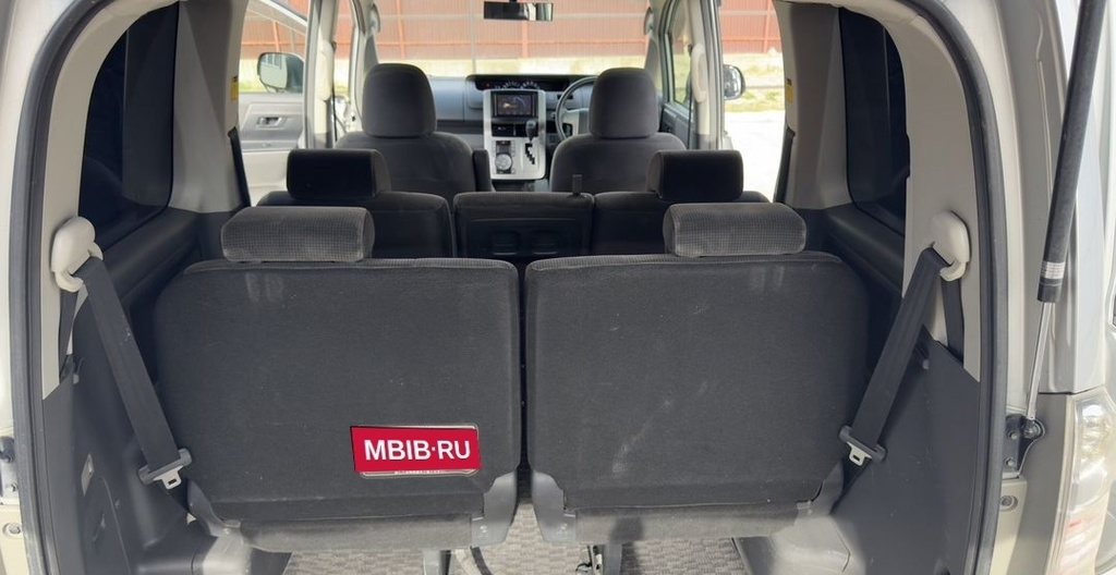 Toyota Voxy, 2007 год, 1 199 000 рублей, 32 фотография