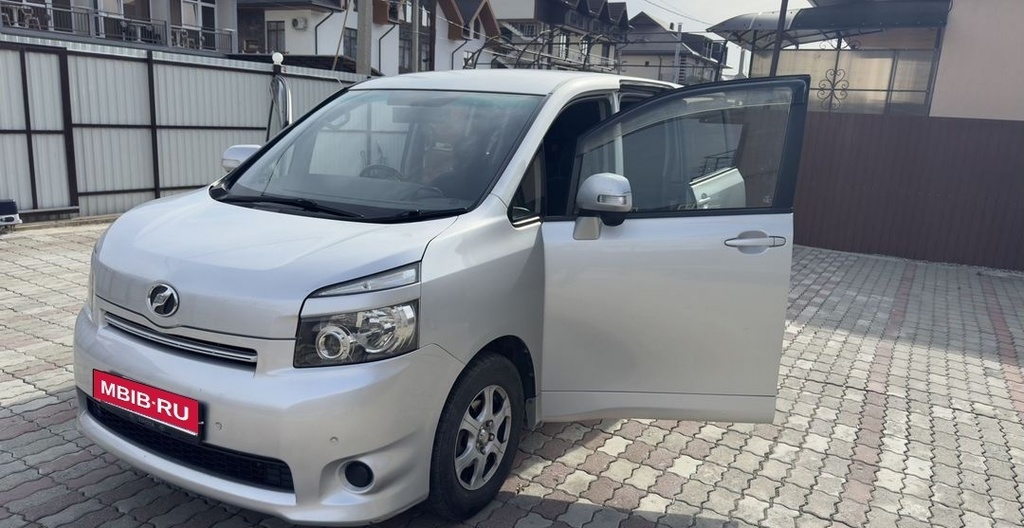 Toyota Voxy, 2007 год, 1 199 000 рублей, 26 фотография