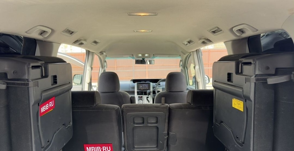 Toyota Voxy, 2007 год, 1 199 000 рублей, 30 фотография