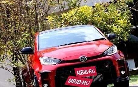 Toyota Yaris, 2022 год, 2 850 000 рублей, 2 фотография