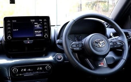 Toyota Yaris, 2022 год, 2 850 000 рублей, 19 фотография