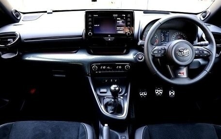 Toyota Yaris, 2022 год, 2 850 000 рублей, 12 фотография