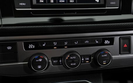 Volkswagen Multivan T6 рестайлинг, 2020 год, 5 900 000 рублей, 26 фотография