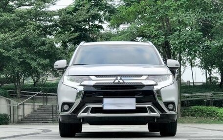 Mitsubishi Outlander III рестайлинг 3, 2020 год, 1 650 900 рублей, 2 фотография