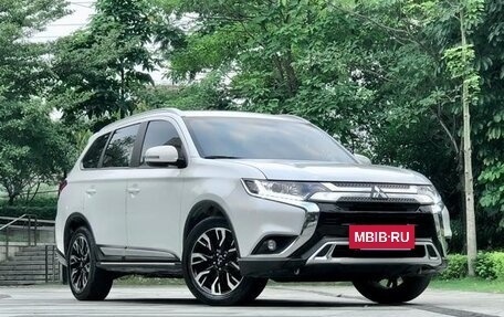 Mitsubishi Outlander III рестайлинг 3, 2020 год, 1 650 900 рублей, 3 фотография