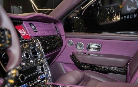 Rolls-Royce Cullinan, 2021 год, 75 000 000 рублей, 24 фотография