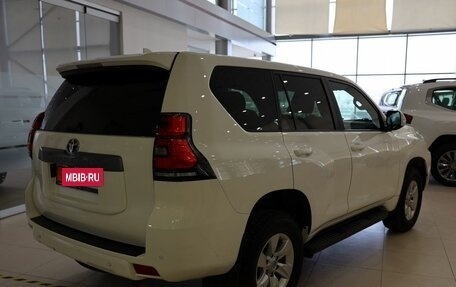 Toyota Land Cruiser Prado 150 рестайлинг 2, 2021 год, 6 050 000 рублей, 7 фотография