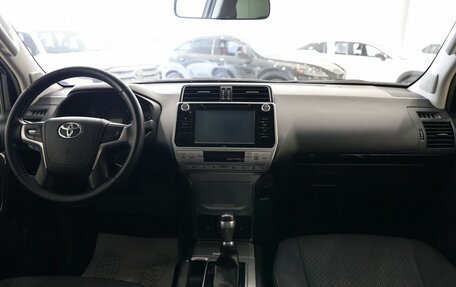 Toyota Land Cruiser Prado 150 рестайлинг 2, 2019 год, 4 000 000 рублей, 12 фотография