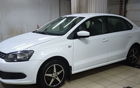 Volkswagen Polo VI (EU Market), 2013 год, 750 000 рублей, 2 фотография