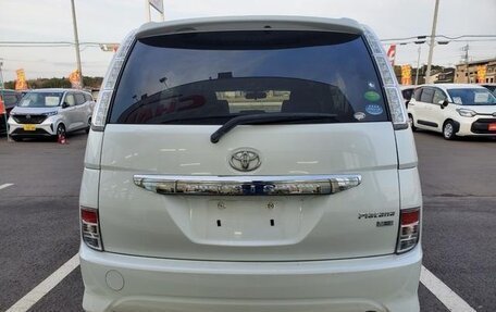 Toyota ISis I, 2017 год, 1 400 000 рублей, 6 фотография