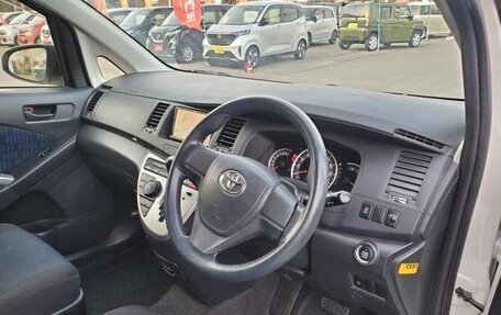 Toyota ISis I, 2017 год, 1 400 000 рублей, 9 фотография