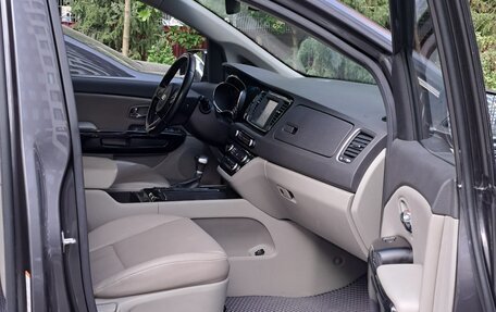 KIA Carnival III, 2017 год, 2 600 000 рублей, 15 фотография