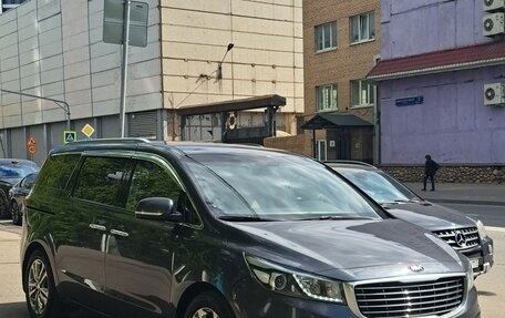 KIA Carnival III, 2017 год, 2 600 000 рублей, 2 фотография