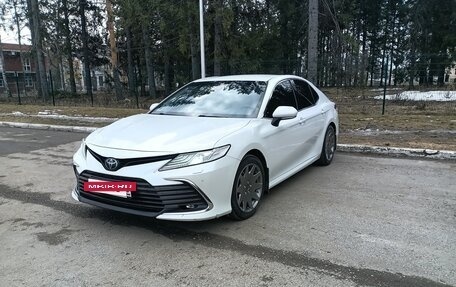 Toyota Camry, 2022 год, 3 300 000 рублей, 6 фотография