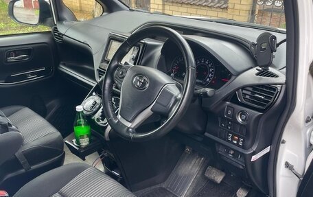 Toyota Voxy III, 2019 год, 2 300 000 рублей, 6 фотография
