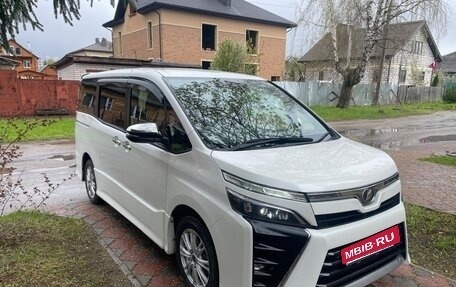 Toyota Voxy III, 2019 год, 2 300 000 рублей, 2 фотография