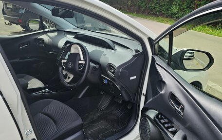 Toyota Prius IV XW50, 2018 год, 1 700 000 рублей, 5 фотография