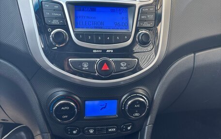 Hyundai Solaris II рестайлинг, 2012 год, 900 000 рублей, 10 фотография