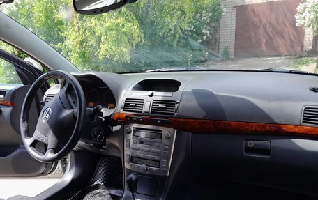 Toyota Avensis III рестайлинг, 2004 год, 899 999 рублей, 16 фотография