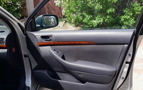 Toyota Avensis III рестайлинг, 2004 год, 899 999 рублей, 13 фотография