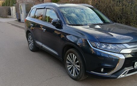 Mitsubishi Outlander III рестайлинг 3, 2020 год, 2 600 000 рублей, 5 фотография