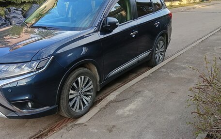 Mitsubishi Outlander III рестайлинг 3, 2020 год, 2 600 000 рублей, 6 фотография