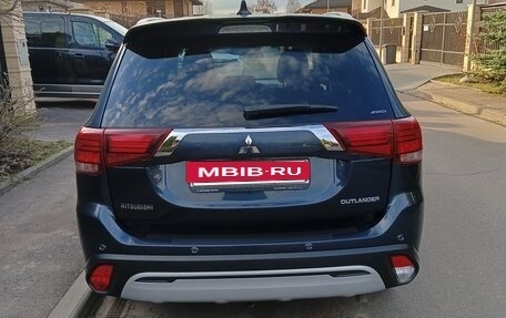 Mitsubishi Outlander III рестайлинг 3, 2020 год, 2 600 000 рублей, 2 фотография