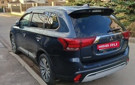 Mitsubishi Outlander III рестайлинг 3, 2020 год, 2 600 000 рублей, 3 фотография