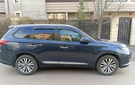 Mitsubishi Outlander III рестайлинг 3, 2020 год, 2 600 000 рублей, 8 фотография