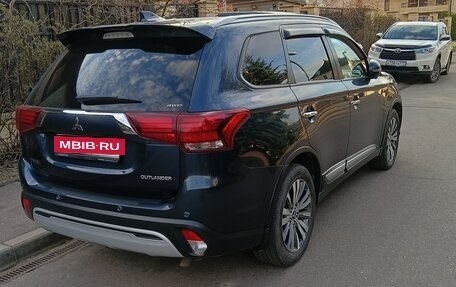 Mitsubishi Outlander III рестайлинг 3, 2020 год, 2 600 000 рублей, 4 фотография