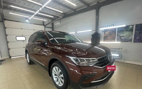Volkswagen Tiguan II, 2021 год, 2 650 000 рублей, 2 фотография