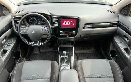 Mitsubishi Outlander III рестайлинг 3, 2021 год, 2 350 000 рублей, 9 фотография