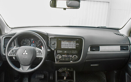 Mitsubishi Outlander III рестайлинг 3, 2013 год, 1 570 000 рублей, 11 фотография