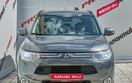 Mitsubishi Outlander III рестайлинг 3, 2013 год, 1 570 000 рублей, 2 фотография