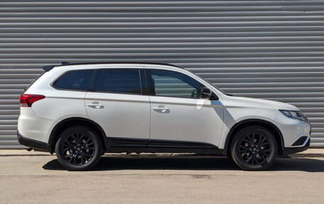 Mitsubishi Outlander III рестайлинг 3, 2022 год, 2 755 000 рублей, 4 фотография