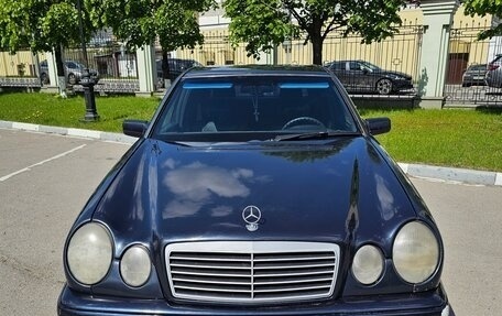 Mercedes-Benz E-Класс, 1997 год, 295 000 рублей, 3 фотография