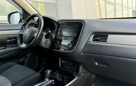 Mitsubishi Outlander III рестайлинг 3, 2017 год, 1 925 000 рублей, 10 фотография