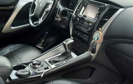 Mitsubishi Pajero Sport III рестайлинг, 2018 год, 2 900 000 рублей, 5 фотография