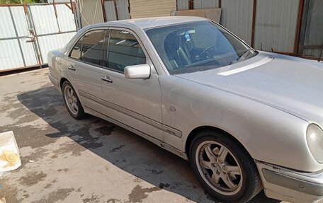 Mercedes-Benz E-Класс, 1998 год, 500 000 рублей, 2 фотография