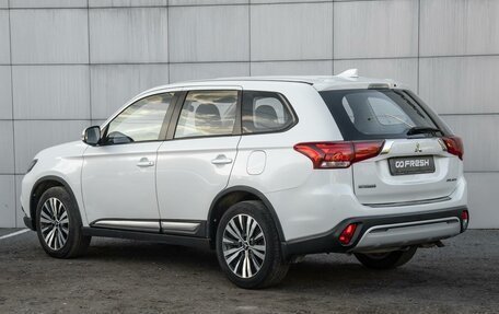 Mitsubishi Outlander III рестайлинг 3, 2018 год, 1 900 000 рублей, 2 фотография