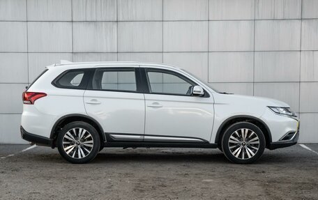 Mitsubishi Outlander III рестайлинг 3, 2018 год, 1 900 000 рублей, 5 фотография
