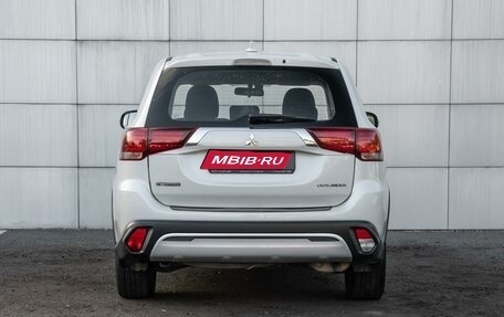 Mitsubishi Outlander III рестайлинг 3, 2018 год, 1 900 000 рублей, 4 фотография