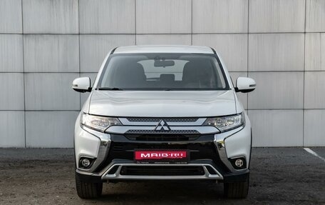 Mitsubishi Outlander III рестайлинг 3, 2018 год, 1 900 000 рублей, 3 фотография