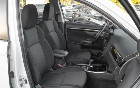 Mitsubishi Outlander III рестайлинг 3, 2018 год, 1 900 000 рублей, 8 фотография