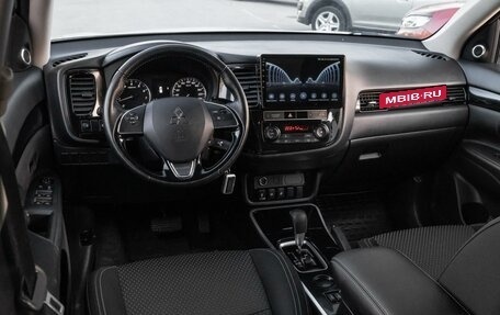 Mitsubishi Outlander III рестайлинг 3, 2018 год, 1 900 000 рублей, 6 фотография