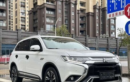 Mitsubishi Outlander III рестайлинг 3, 2021 год, 2 100 000 рублей, 3 фотография